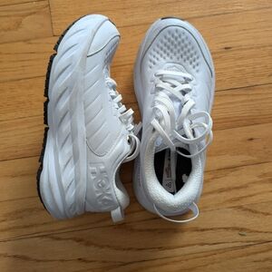 White Hoka bondi 8 size 6